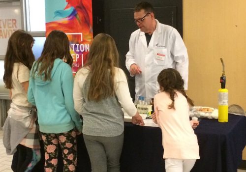 Le coordonnateur du programme Sciences de la nature, Steve Bourgoing, animant un atelier pour des élèves d’une école primaire de Drummondville lors de la conférence de presse annonçant l’évènement.