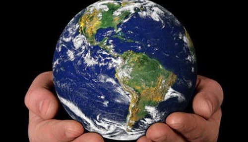 Deux mains tenant un globe terrestre
