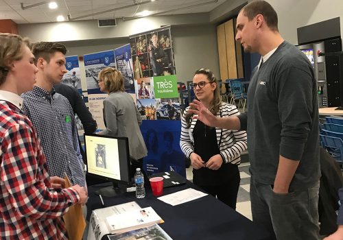 Des personnes discutent à un stand au 5 à 7 emplois en Génie civi