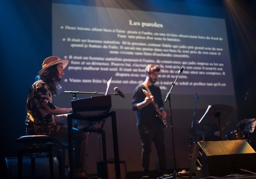 Un pianiste et un guitariste en prestation