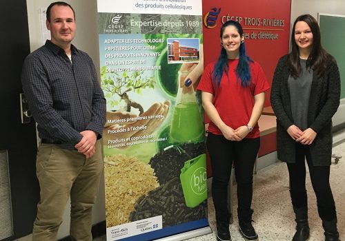 Jean-Philippe Jacques, directeur d'Innofibre en compagnie des deux gagnantes, Léonie Laroche et Dominique Vigeant