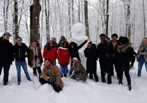 Des étudiants s'amusent dans la neige à la cabane à sucre