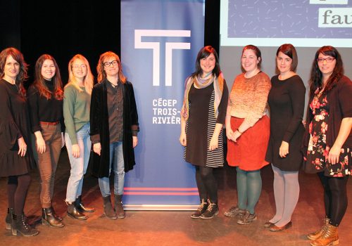 Le Comité femmes du Syndicat des professeur-e-s entourant la conférencière et deux étudiantes de l'AGE.