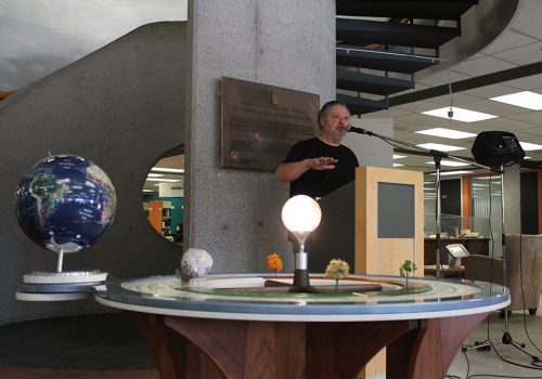 Luc Laramée, artiste présente sa création l’Horloge Espace-temps au Cégep de Trois-Rivières