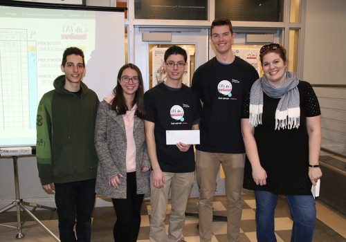 Virginie Bertrand-Gaucher, technicienne en loisir au Cégep de Trois-Rivières, entourée des gagnants de la finale locale de Science, on tourne!