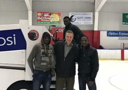 Trois professeurs du Sénégal avec un enseignant du département de Génie mécanique devant une Zamboni