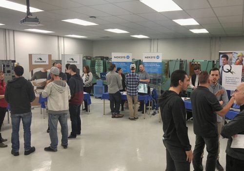 Des participants devant les stands à la journée employeurs en Technologie du génie électrique