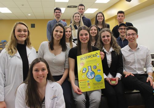 Tous les participants de l’Académie des sciences 2018 1ère rangée : Ève Levasseur 2e rangée : Mathilde Caron, Laurence Douville, Samie Cloutier, Vicky St-Pierre et Louis-Étienne Bellavance 3e rangée : Mélanie Francoeur, Rebecca Richard et Anthony Lefebvre 4e rangée : Justine Laneuville, Charlie Guillemette et Laurent Dansereau 5e rangée : Samuel Dupont et Nicholas Bussières