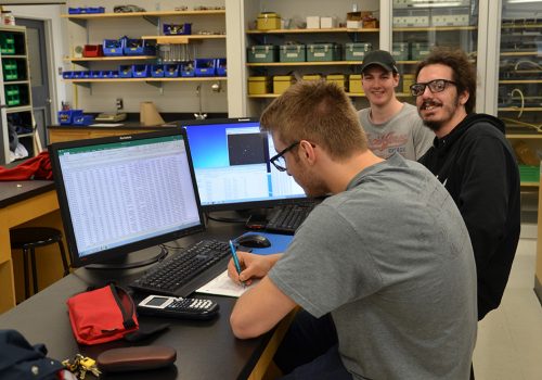 Les trois membres de l'équipe en plein travail. De gauche à droite, Alexis Blanchette, Thomas Lessard, et Jules Fradette.