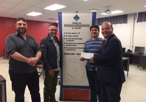 Louis-Philippe Huppé, étudiant en Architecture accompagné de Denis P Tremblay, secrétaire du comité des prix de l’Ordre des technologues professionnels du Québec, Étienne Cossette, enseignant d'Architecture ainsi que Daniel Bédard, coordonnateur au département