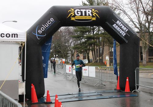 Un coureur au fil d'arrivée à la Course du printemps 2018