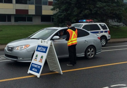 Un étudiant en Techniques policières parle à un conducteur Crédit photo : Police de Trois-Rivières