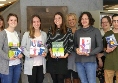 Nathalie Cauchon (directrice adjointe des études au soutien à l’enseignement ), Catherine Grondin (prix de performance), Marie-Pier Boisvert (prix de performance), Justine Boivin (prix de performance), Marie-Claude Brasseur (coresponsable du CARL), Bianca Tessier (prix de performance), Marie-Claude L’Heureux (coresponsable du CARL), Pierre-Luc Gagné (prix de participation) *Absente sur la photo : Annick Ayotte-Bédard (prix de performance)