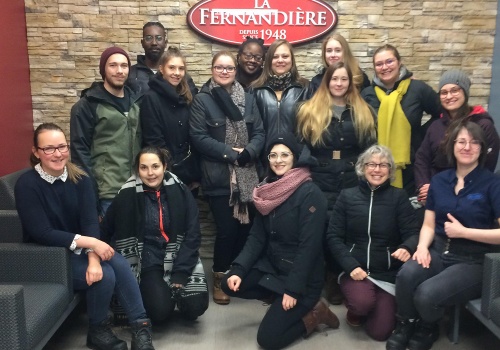 Mme Roxanne Ducharme (première rangée à gauche) ainsi que Mme Valérie Perron (première rangée à droite) avec le groupe de 3e année du programme des Techniques de diététique en visite à La Fernandière. Absente sur la photo : Mme Renée Frigon