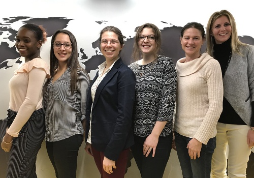 Virginia Blou, Clara Hardy, Laurence Bordeleau, Fiona Badard, Marie Leblanc, conseillère à la vie étudiante au Cégep de Trois-Rivières et mentor du projet Picom et Julie Charbonneau, chargée de cours, enseignante PICOM et superviseure de stage à l’UQTR.