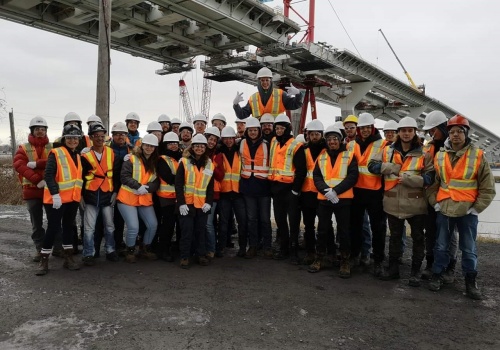 Un groupe d'étudiants en Génie civil en visite sur le chantier du pont Champlain