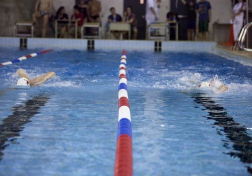 Deux nageurs dans la piscine du cégep de TR