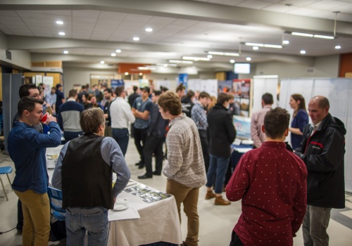 Participants qui circulent au Rendez-vous 2019 de l'emploi en Technologie du génie civil