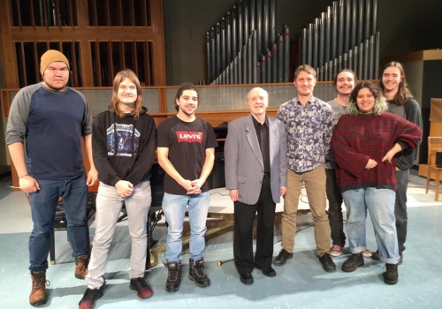 Claude Allaire, ancien professeur et fondateur du département de Musique du Cégep de Trois-Rivières entourés d'étudiants en musique