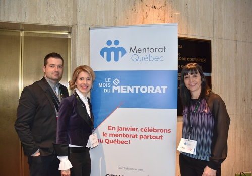 Simon Lévesque, Johanne Thibeault, Sylvie Léveillé près de l'affiche Mentorat Québec 2019