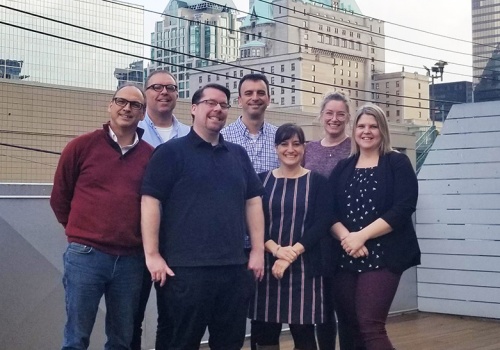 Première rangée (gauche à droite) : Robert Champagne, directeur à la Formation continue et services aux entreprises du Cégep de Trois-Rivières, Ryan W. Moon, conseiller pédagogique au Cégep à Distance, Isabelle Thibault, directrice des études au Collège Éducacentre et Kim Burton, conseillère pédagogique FAD au Cégep de Trois-Rivières. Deuxième rangée (gauche à droite) : Daniel Labillois, conseiller pédagogique en FAD au Cégep de la Gaspésie et des Iles, Julien Capraro, coordonnateur communications et technopédagogie au Collège Éducacentre et Lise Haché, technopédagogue au Collège Communautaire du Nouveau-Brunswick (CCNB).