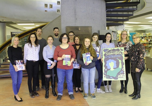 Marie-Andrée Trahan, Coopsco, Jérémie Deschamps-Bussière, Arts visuels, Isabelle Bourque, Service des communications, Maryse St-Pierre, animatrice linguistique CARL entourés des gagnants de l'édition 2019 de la dictée de la Francofête.