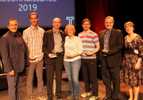 Les lauréats 2018-2019 : Yannick Millette, enseignant au département de Sciences sociales, Raymond Marcotte, gestionnaire administratif à la Direction des ressources humaines, Danielle Héroux, enseignante au département de Biologie, Frédéric Walczak, enseignant au département d’Éducation physique, Sylvain Martel, enseignant au département des Techniques de la documentation, entourés de Louis Gendron, directeur général et Isabelle Collin, directrice des ressources humaines.