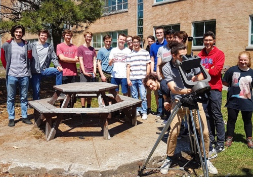 Des étudiants en astrophysique observent le soleil