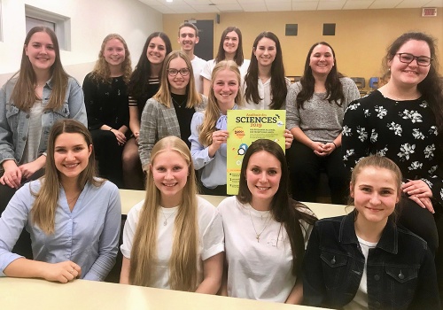 Participants de l’Académie des sciences 2019 1ère rangée : Katharina Rechenauer, Coralie Bibeau, Jessica Bastarache et Angélique Brouillette 2e rangée : Laurie Gélinas, Marie-Pier Turner, Marily Laroche et Laurie Lambert 3e rangée : Anne-Sophie Dumont, Béatrice Cyr, Robin Mailhot, Sophie Gobeil, Béatrice Morin et Caroline Duchesnay Absente sur la photo : Laurence Turner