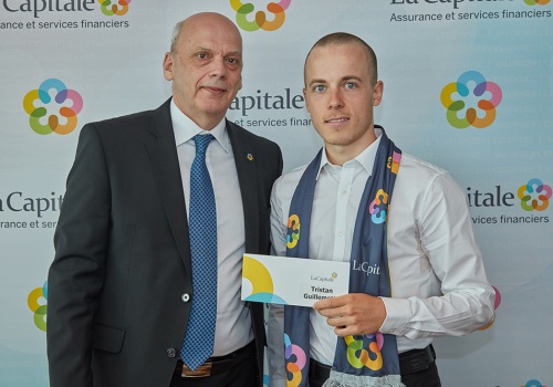 Photo : André Kedl Tristan Guillemette reçoit sa bourse des mains de Mario Albert, vice-président exécutif à l’assurance collective pour La Capitale Assurance et services financiers