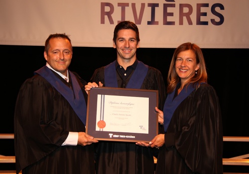 Louis Gendron, directeur général, Cégep Trois-Rivières, Charles-Antoine Sinotte, diplômé honorifique et Annie Villemure, présidente CA, Cégep Trois-Rivières