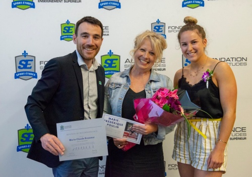 Sébastien Fyfe, directeur général de l'Alliance Sport-Études en compagnie de Marie-Claude Brasseur et Marie-Frédérique Poulin, respectivement, enseignante de Littérature et étudiante-athlète méritantes.