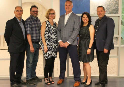 de la Formation continue et services aux entreprises du Cégep de Trois-Rivières: Robert Champagne, directeur, Hugo Cloutier, conseiller pédagogique enseignement crédité, Manon Duchesne, coordonnatrice, Jean-Sébastien Dessureault, spécialiste de contenu en robotisation et intelligence artificielle, Isabelle Adam, conseillère pédagogique et Louis Gendron, directeur général du Cégep de Trois-Rivières.