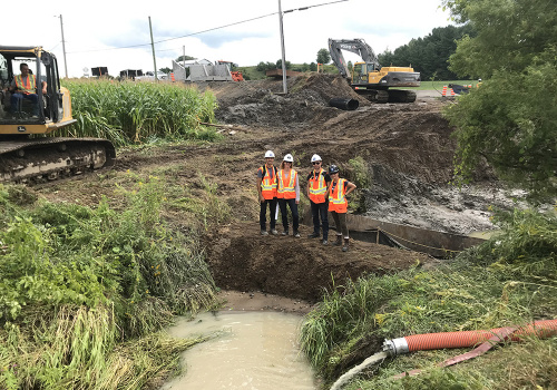 Quatre enseignants en génie civil en visite dans un chantier au Québec