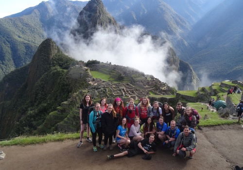 Le groupe d'expédition 2017 du cégep TR assis au sommet des montagnes au Pérou