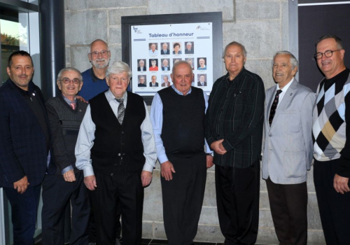 Louis Gendron, directeur général du cégep TR en compagnie des retraités Marcel Gibeault, André Ferland, Jean-Guy Chevalier, Raymond Tremblay, Ghislain Arsenault, Charles Labbé, Gilles Devault.