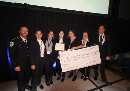 Francis Lanouette président du Réseau Intersection, Mariane Fréchette, Ania Jacques Côté, Shanon Lehoux, Gabrielle Leblanc, Maude Pichette et Olivier Lapointe de la Caisse Desjardins des policiers et policières.