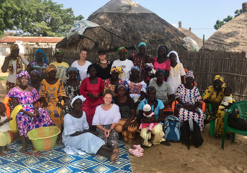 Des étudiantes en Travail social en stage au Sénégal en compagnie de femmes sénégalaises et leurs enfants