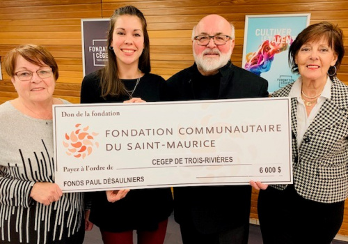 Remise 2019 de la Fondation St-Maurice: Mme Lise Beaulieu, vice-présidente du c.a., Mme Marie-Christine Vézina, directrice de la Fondation du Cégep TR, M. Pierre Lamothe, président du c.a. et Mme Suzanne Mongrain Ross, secrétaire du c.a. pour la Fondation Saint-Maurice.