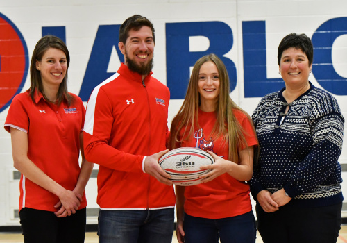 Élodie Bertin-Comeau, étudiante au cégep impliquée dans le rugby, Alexandre Veillette, entraineur-chef de la nouvelle équipe de Diablos Rugby entourés de Claude Houle-Lavigne, responsable des sports ainsi que Lydia Pépin, membre du CA Club de rugby les Braves de Trois-Rivières