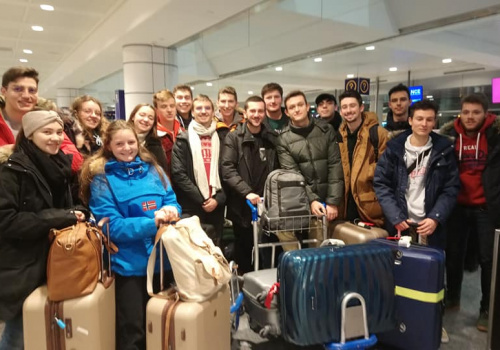 Accueil des nouveaux étudiants étrangers avec leurs valises