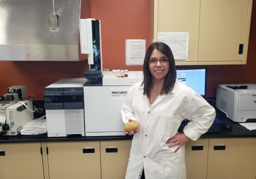 Michelle Boivin, chercheuse chez Innofibre, dans son laboratoire