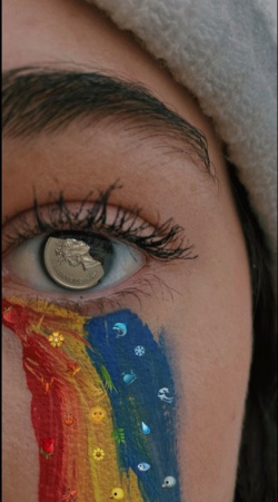 Photo-philo - Oeil avec un iris en pièce de monnaie et une larme en arc-en-ciel