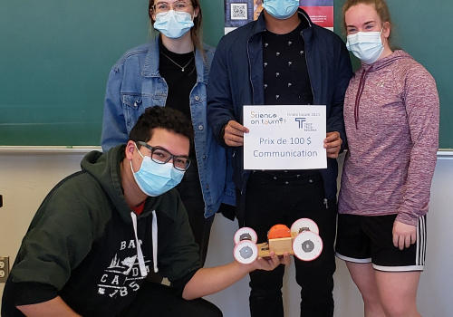 L'équipe de Sciences de la nature composée de Raphaël Thénor, Rose Dumoulin, Gael Mercier et Cloé Allard a remporté la finale locale du défi 2021 de Science on tourne!