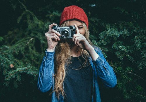 Jeune fille qui prend une photo