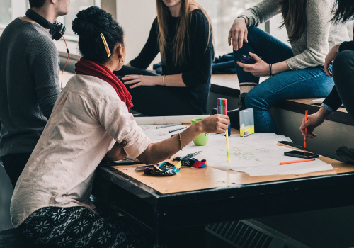 groupe d'étudiants qui étudient