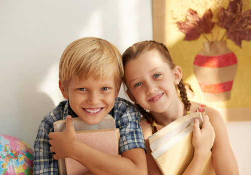 Deux enfants heureux qui tiennent un livre