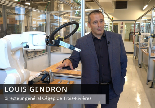 Louis Gendron avec dans la laboratoire de robotique