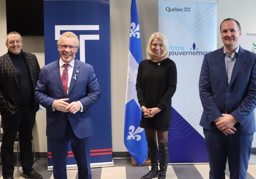 Louis Gendron, directeur général du Cégep de Trois-Rivières, Jean Boulet, ministre du Travail, de l’Emploi et de la Solidarité sociale, Lucie Lecours, ministre déléguée à l’Économie et Jean-Philippe Jacques, directeur d’Innofibre.