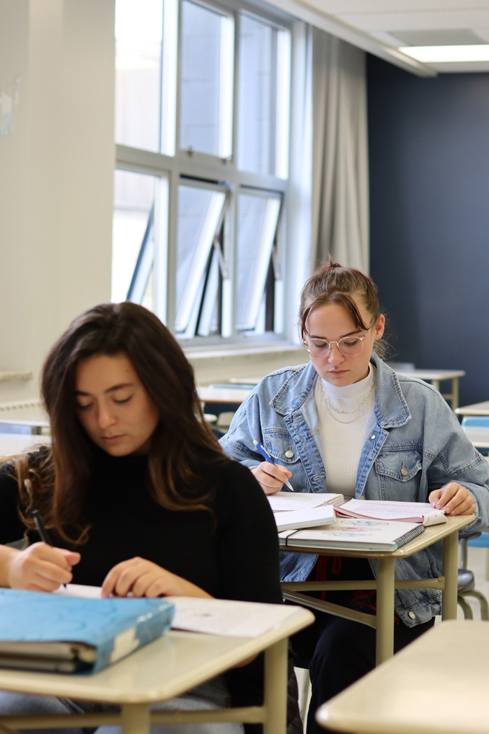 Deux étudiantes qui étudient en classe